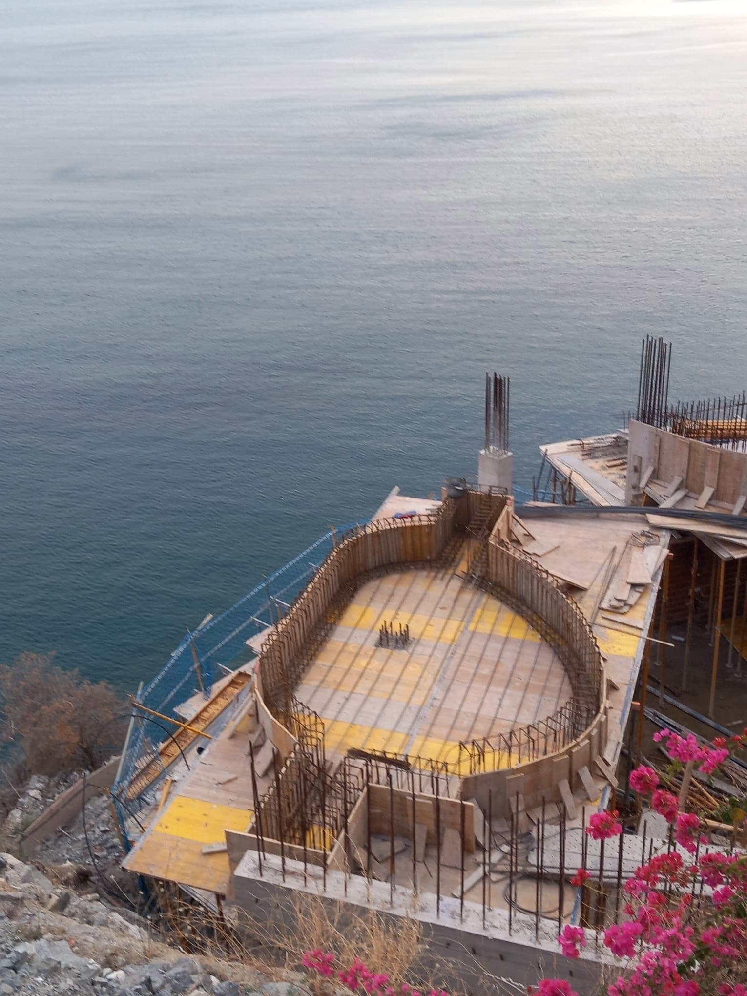 House on the Cliff II, Construction site